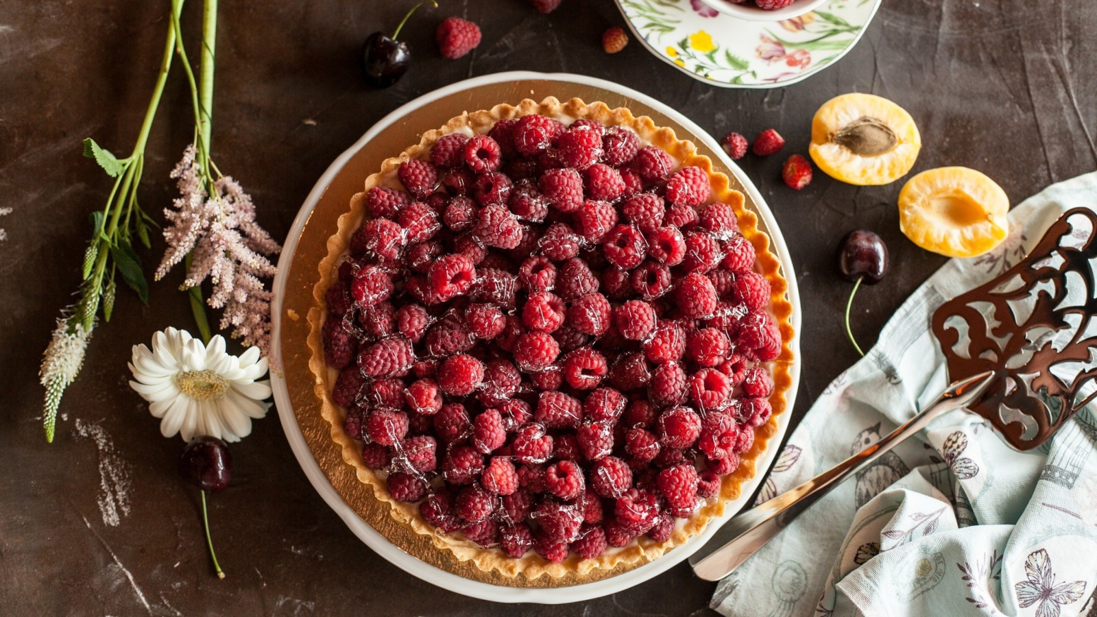 Песочный пирог с малиной и сахаром