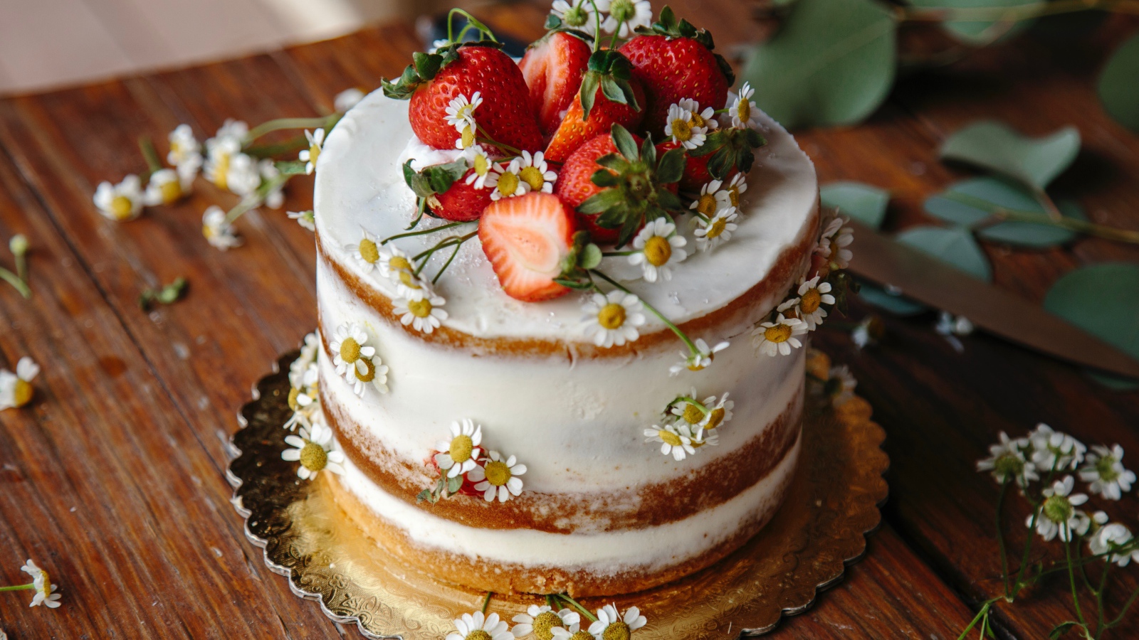 Бисквитный торт с ромашками и ягодами клубники
