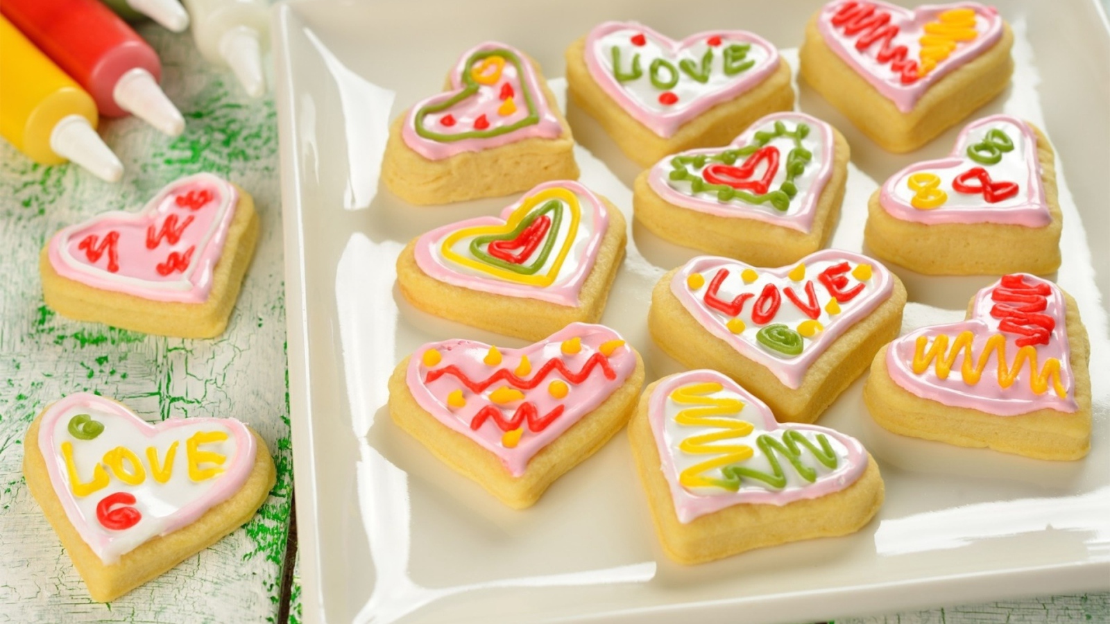 Сладкое печенье в форме сердца с глазурью 