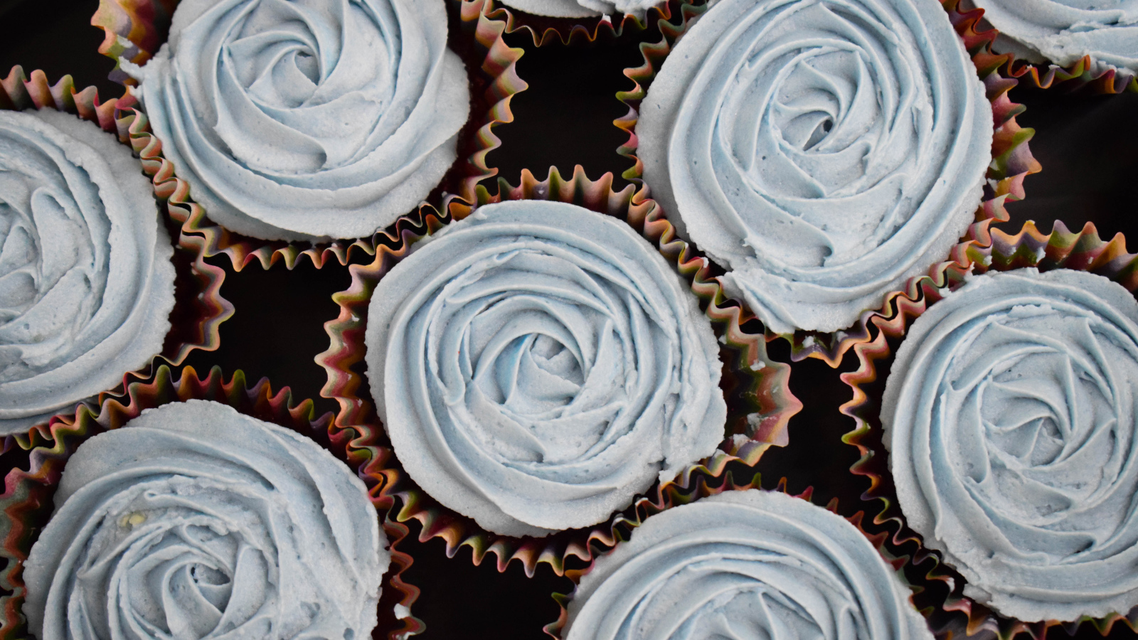 Сладкие кексы с кремом вид сверху