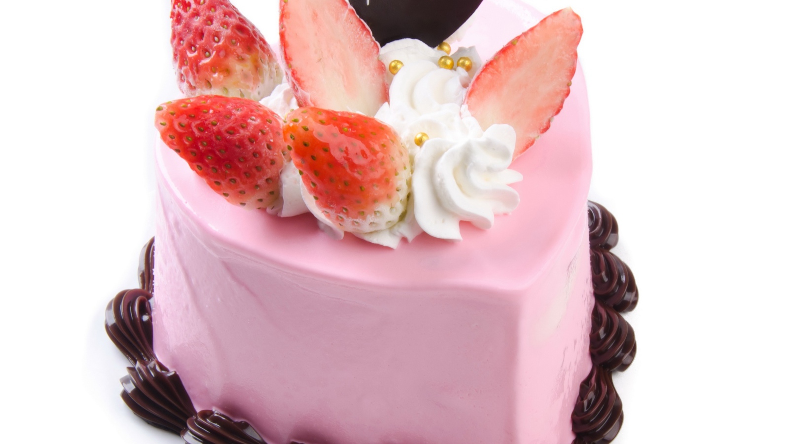 Сладкий розовый торт с шоколадным кремом, сливками и кусочками клубники
