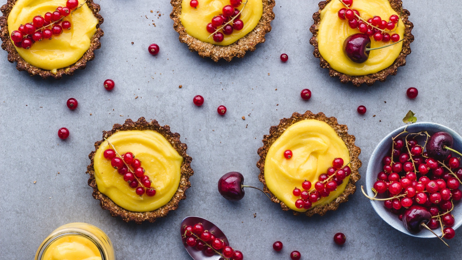 Тарталетки с кремом и ягодами красной смородины 