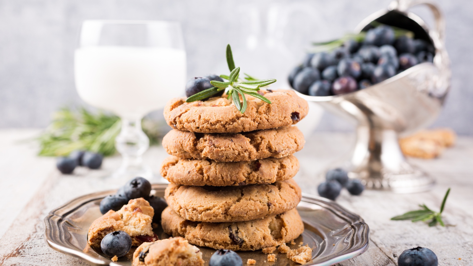 Вкусное печенье на столе с ягодами черники