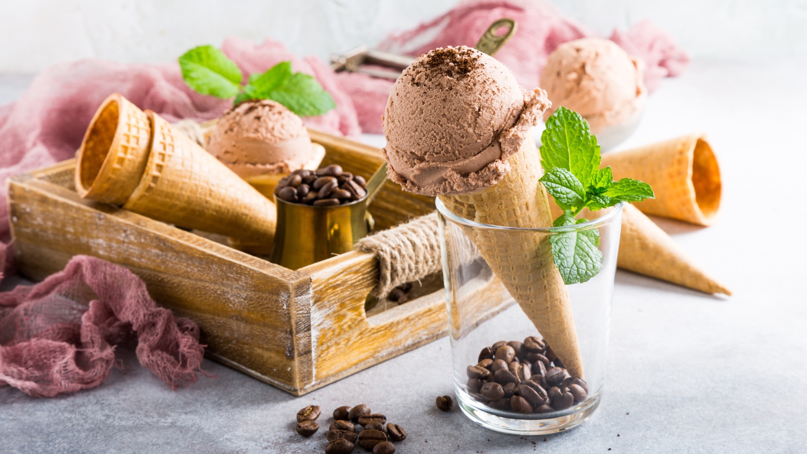 Вафельный рожок с мороженым в стакане с кофейными зернами