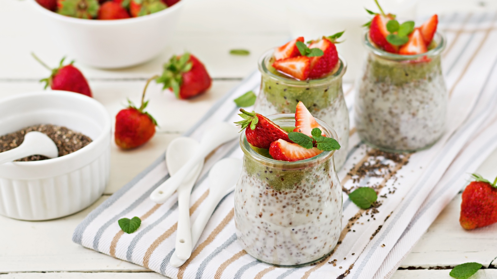 Баночки с йогуртом и ягодами годжи с кусочками клубники 