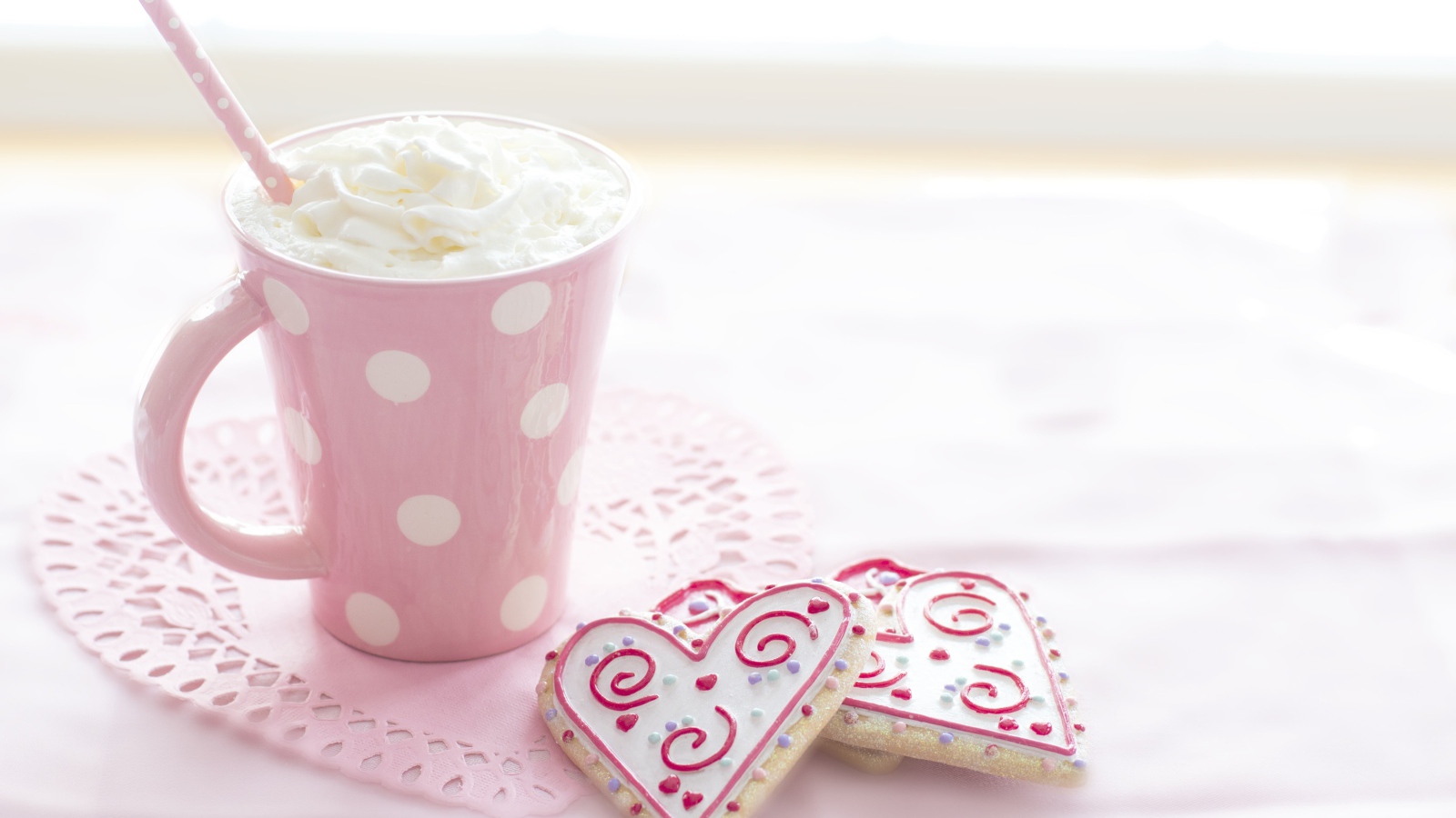 Чашка напитка со взбитыми сливками с печеньем на столе
