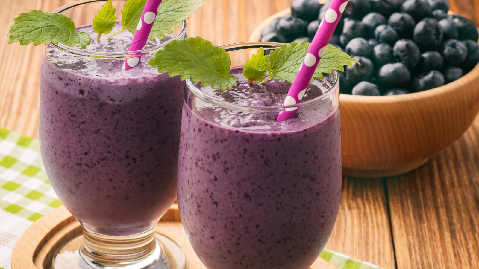 Черничное смузи в стаканах с трубочками