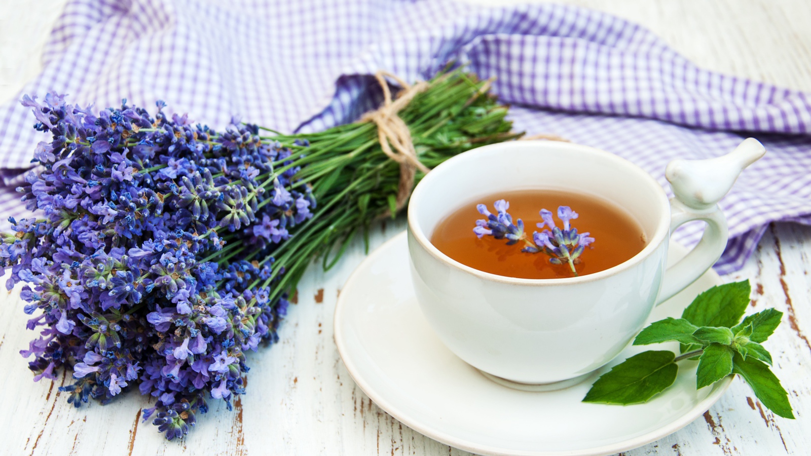 Чашка чая на столе с букетом лаванда 