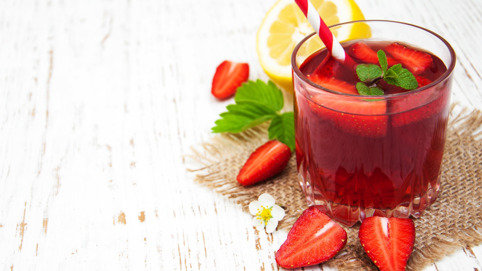 Напиток в стакане с ягодами клубники 