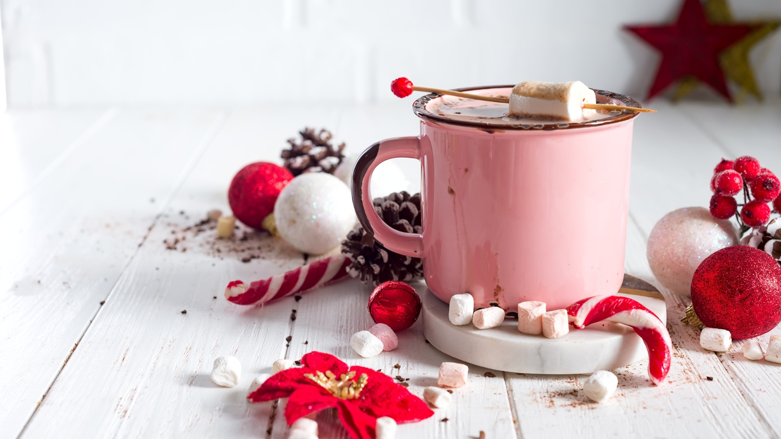 Горячий какао с маршмеллоу с новогодним декором на столе