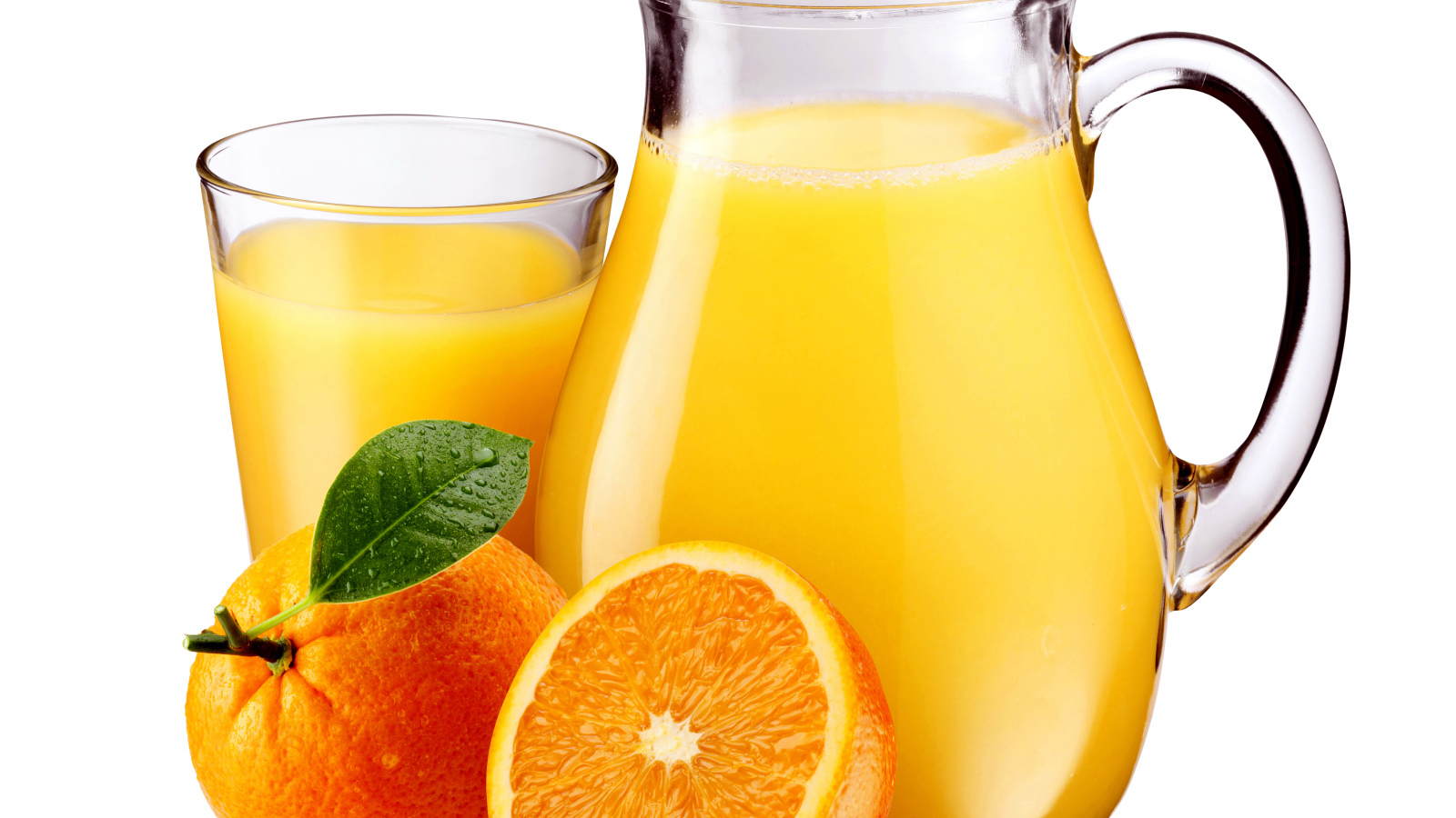 Апельсиновый сок на белом фоне с плодами апельсина