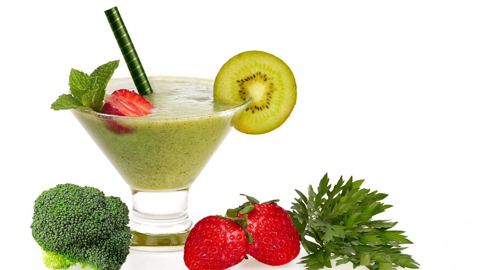 Смузи в стакане с клубникой, брокколи и петрушкой на белом фоне