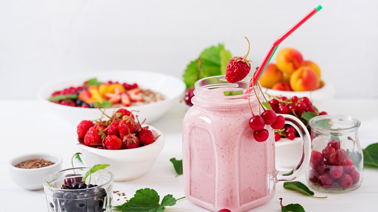 Смузи в банке на столе со свежими ягода 