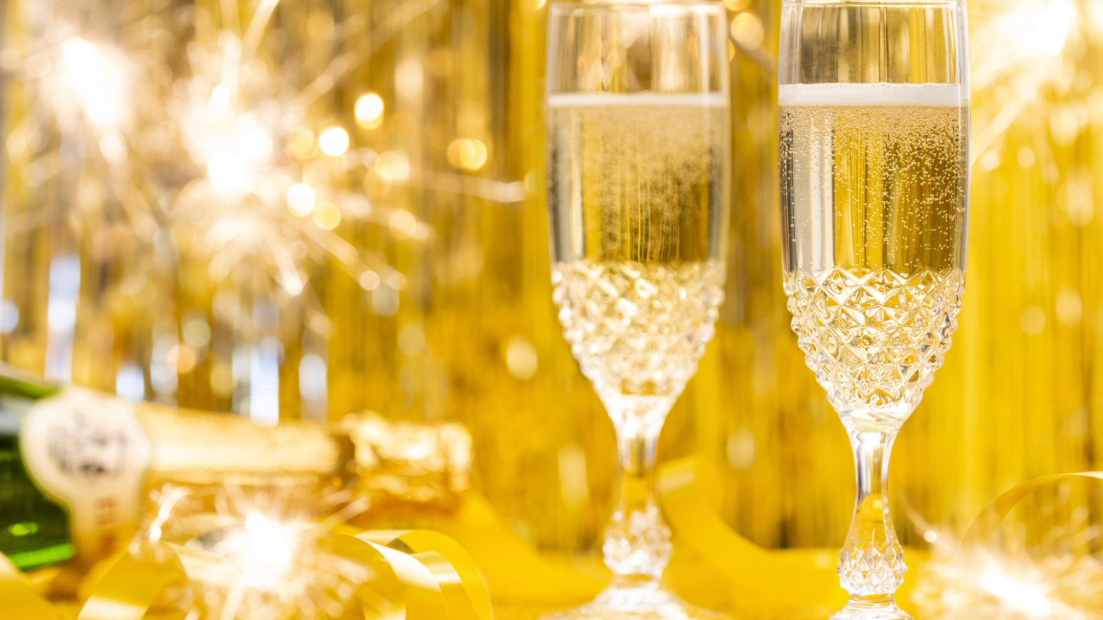 Два фужера шампанского с бенгальскими огнями