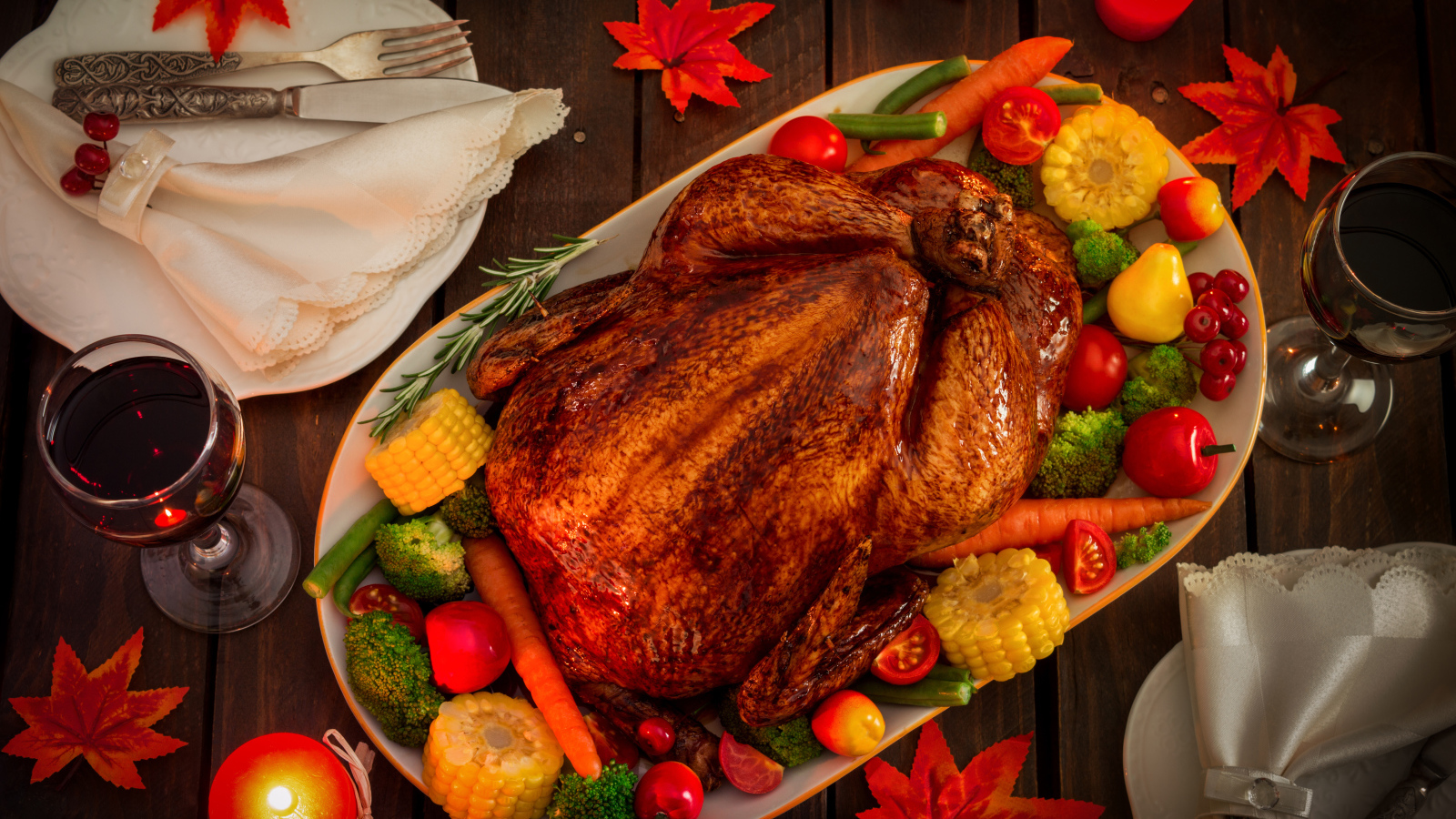 Запеченная курица с овощами на столе с вином