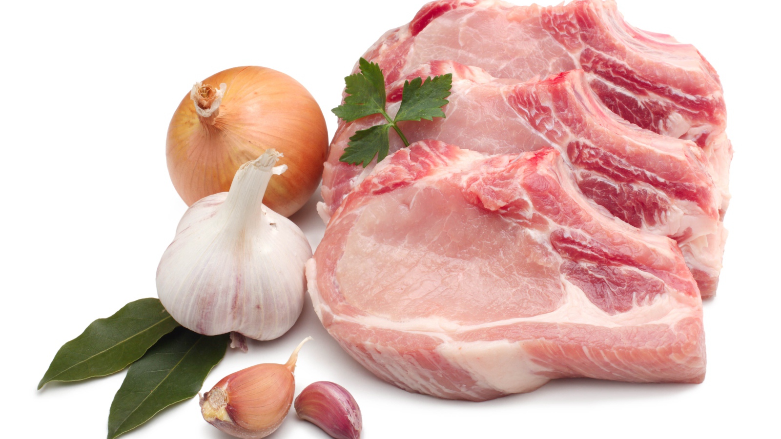 Куски мяса на белом фоне с луком и чесноком