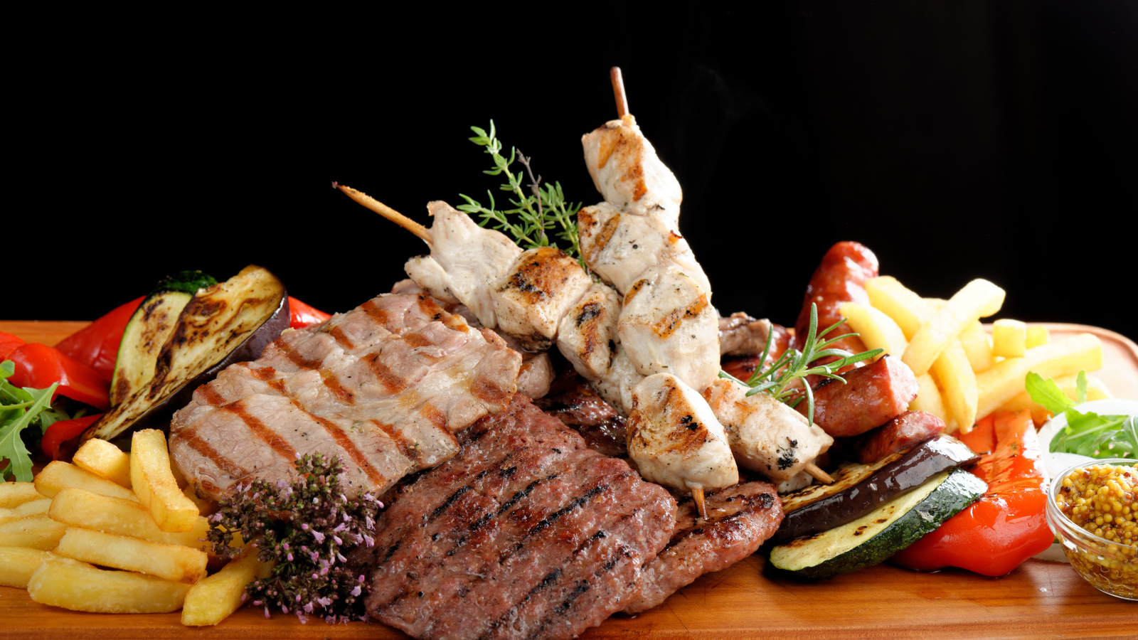 Мясо гриль на доске с овощами 