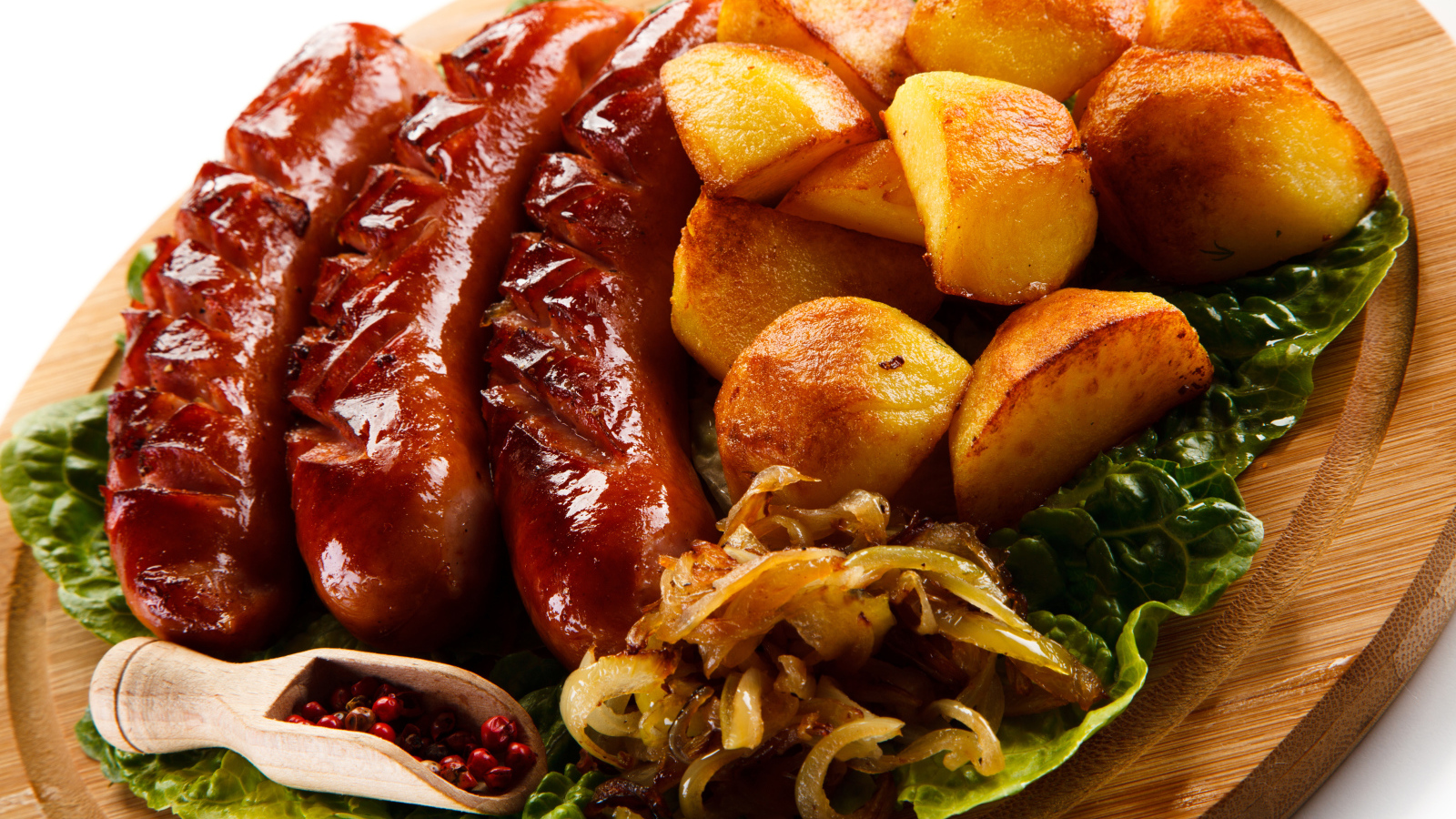 Сосиски гриль на доске с картофелем, жареным луком и перцем