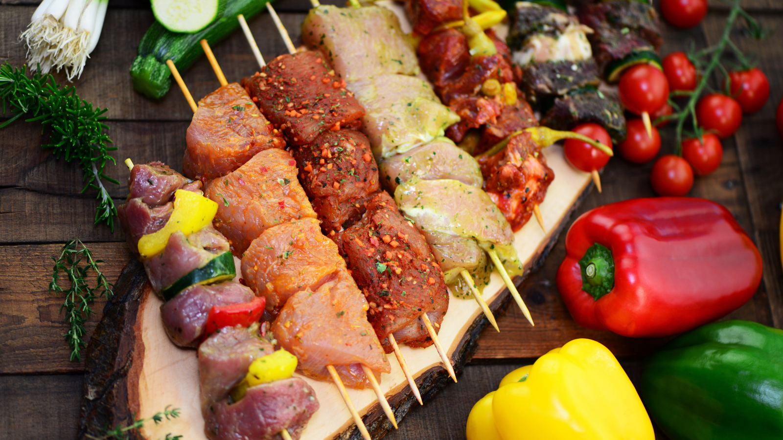 Шашлык на столе с овощами 