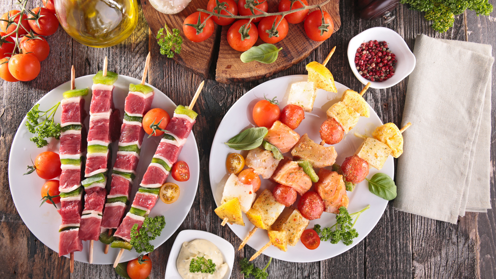 Шашлыки с печени и рыбы на шпажках с овощами