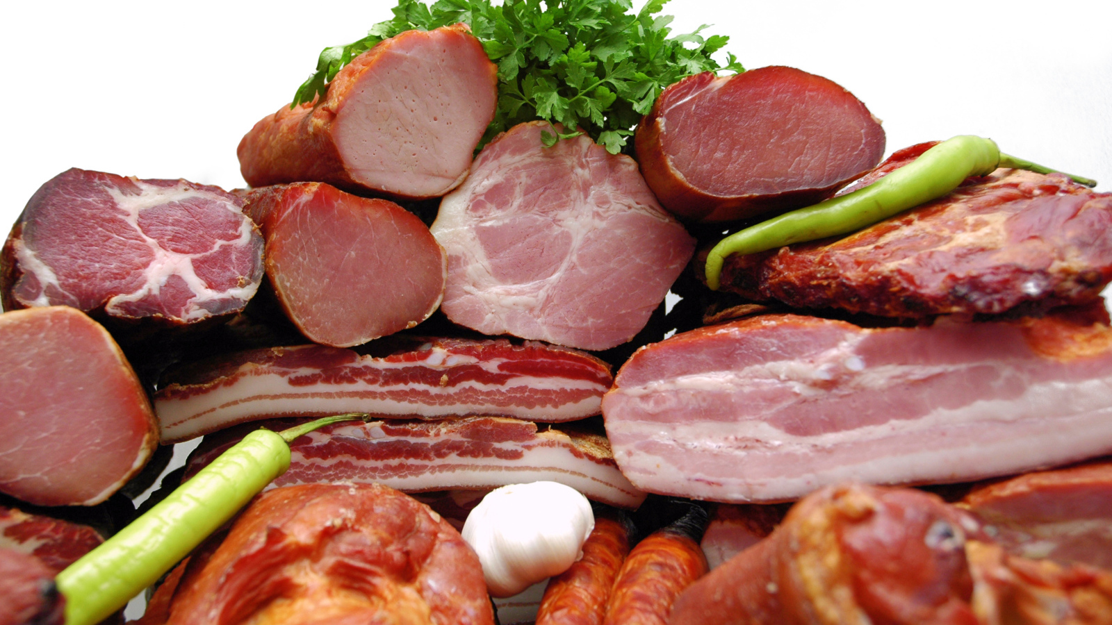 Мясные изделия с перцем и петрушкой крупным планом