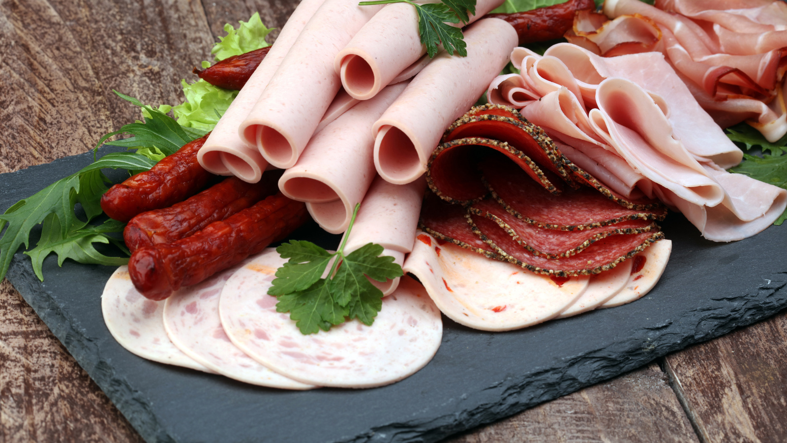 Колбасные продукты на столе 