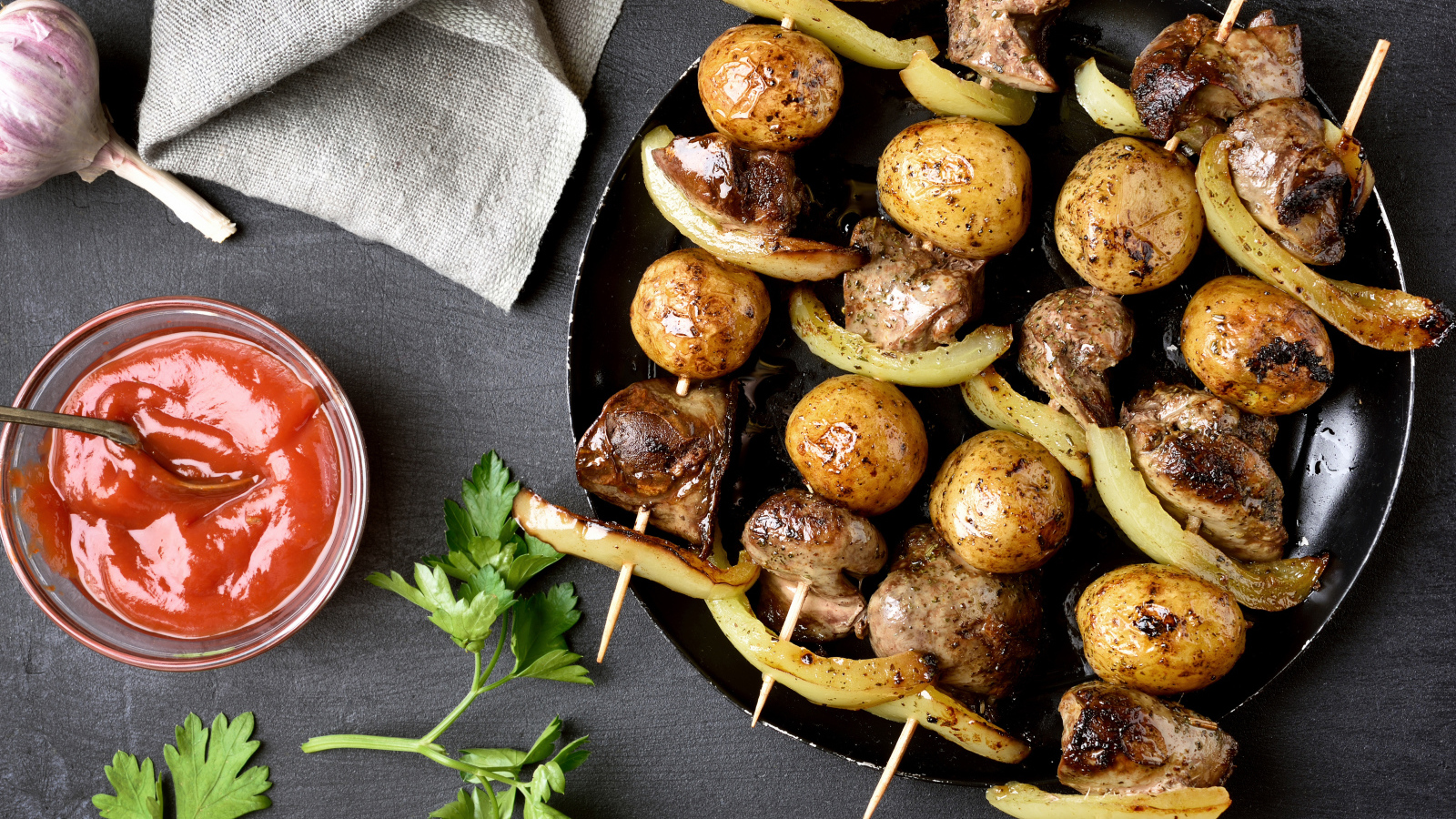 Шашлыки на шпажках с картофелем и перцем