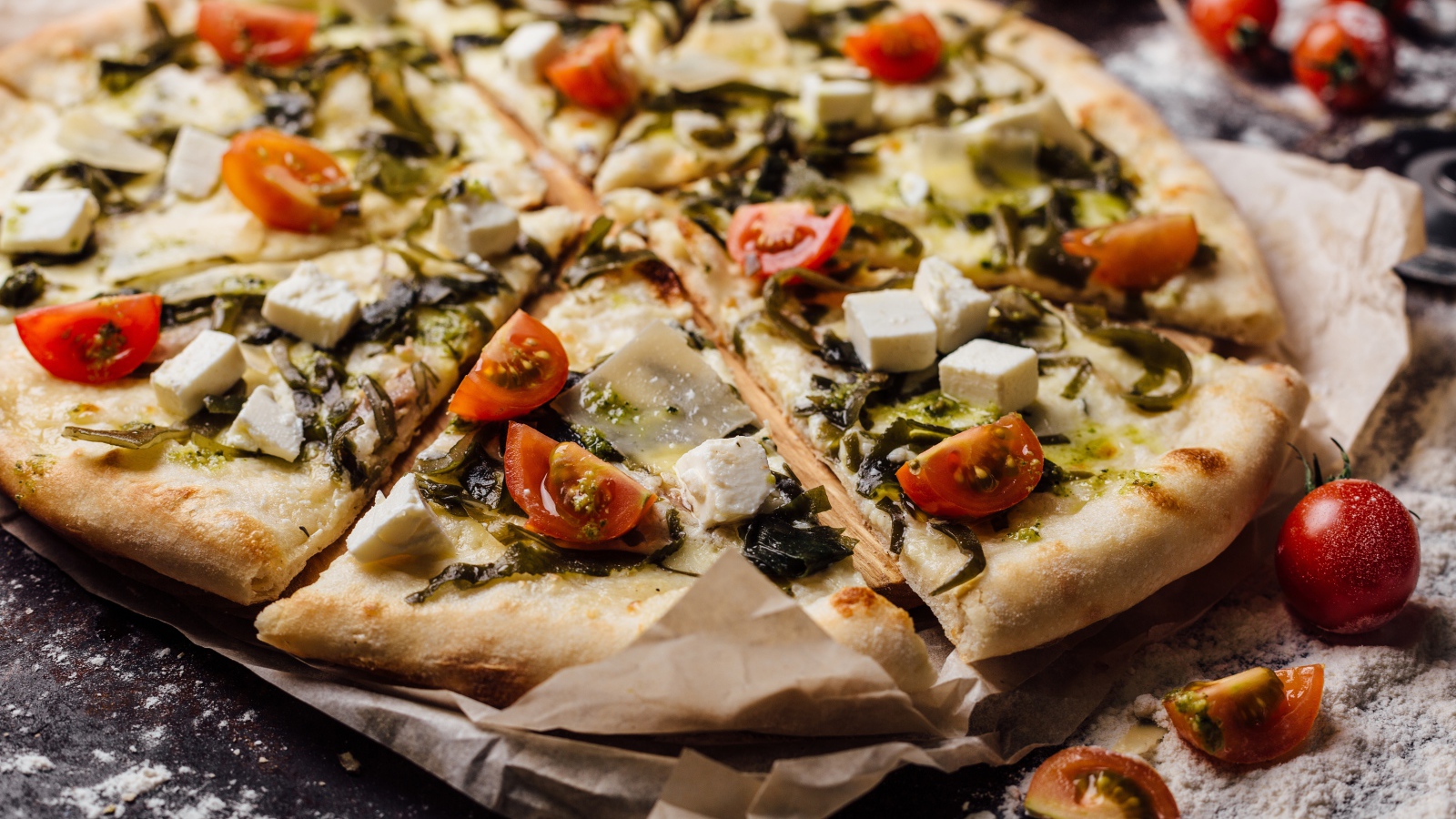 Аппетитная пицца с морской капустой, помидорами и сыром