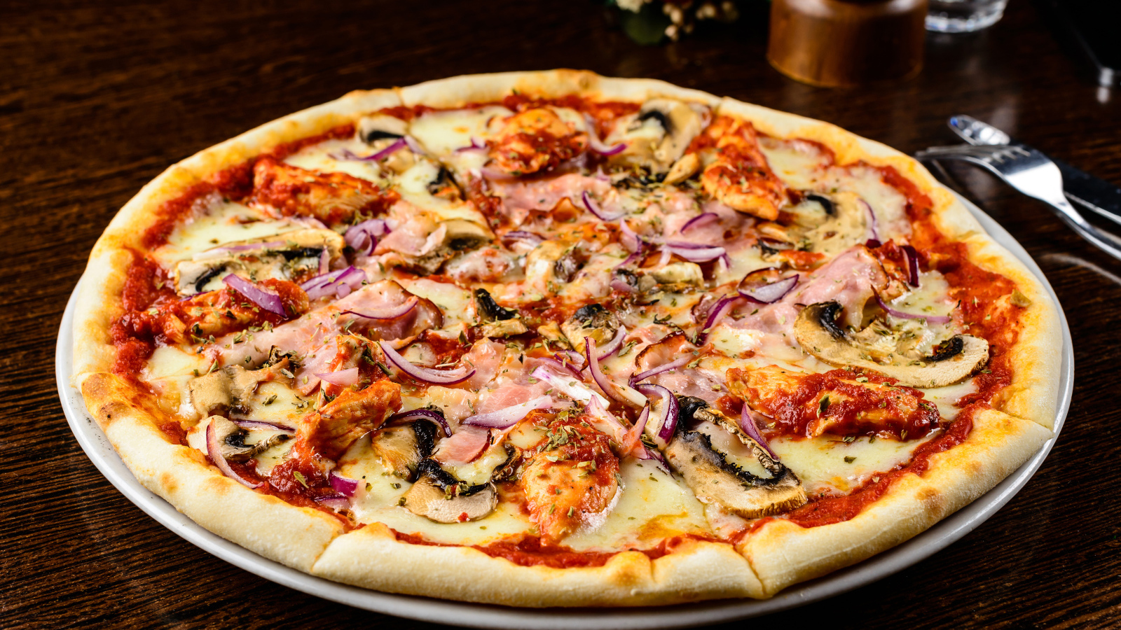 Большая вкусная пицца с шампиньонами