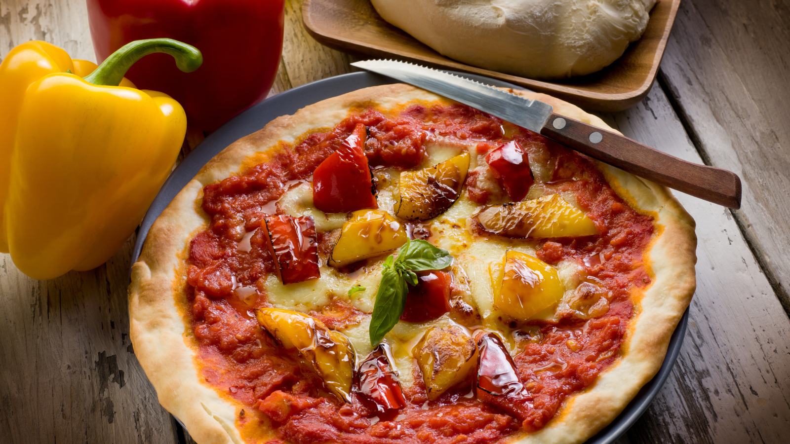 Пицца с болгарским перцем и сыром на столе