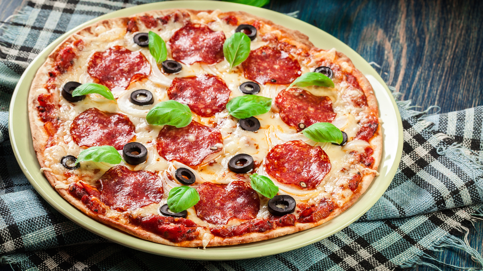 Пицца с сыром и салями на столе 