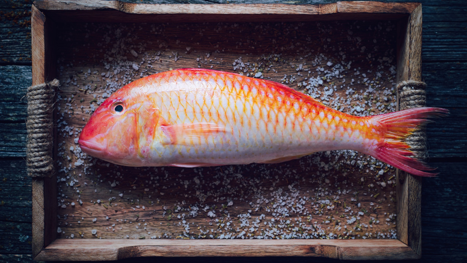 Рыба в деревянном ящике со специями 