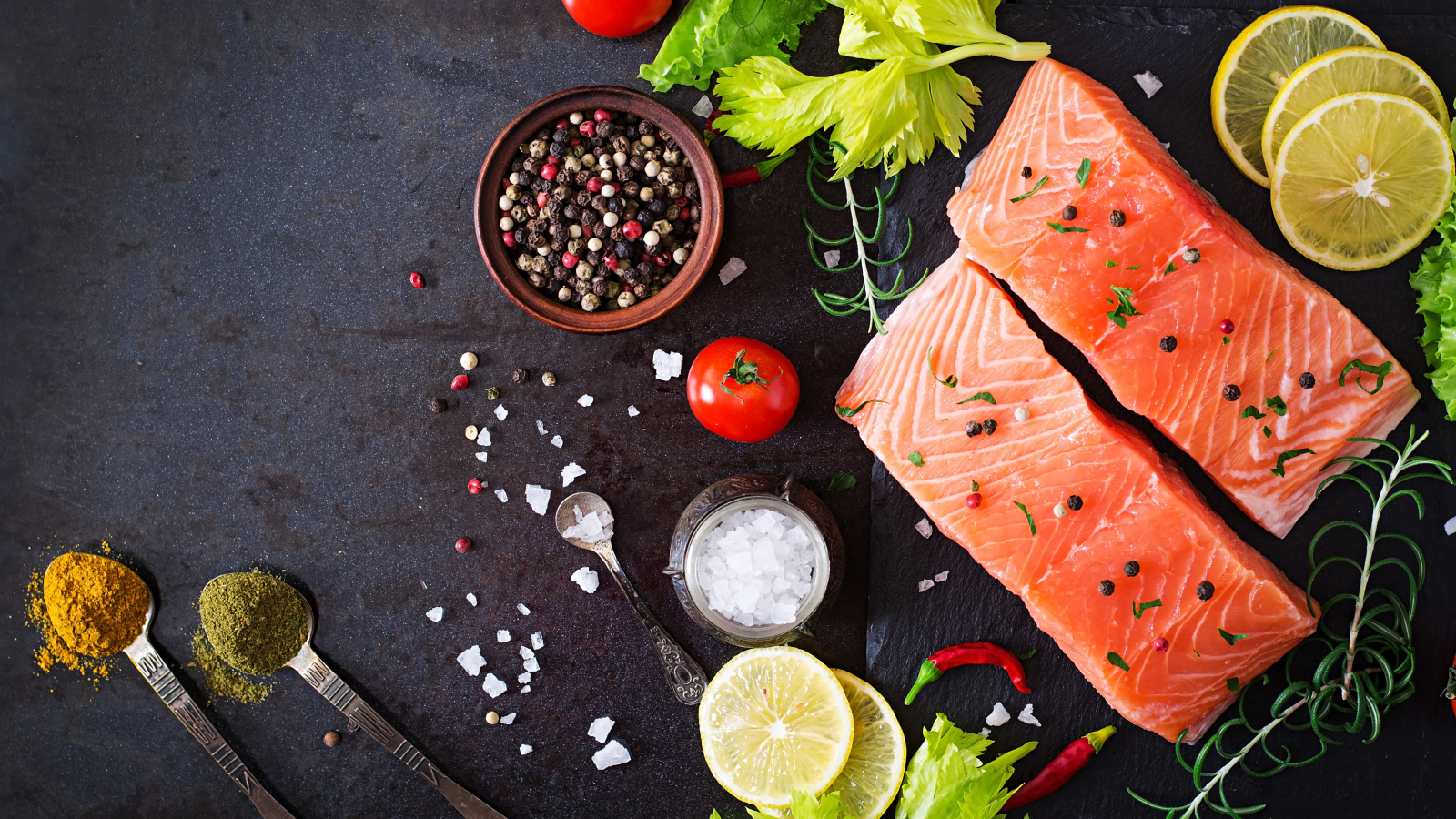 Куски красной рыбы на столе с лимоном и специями