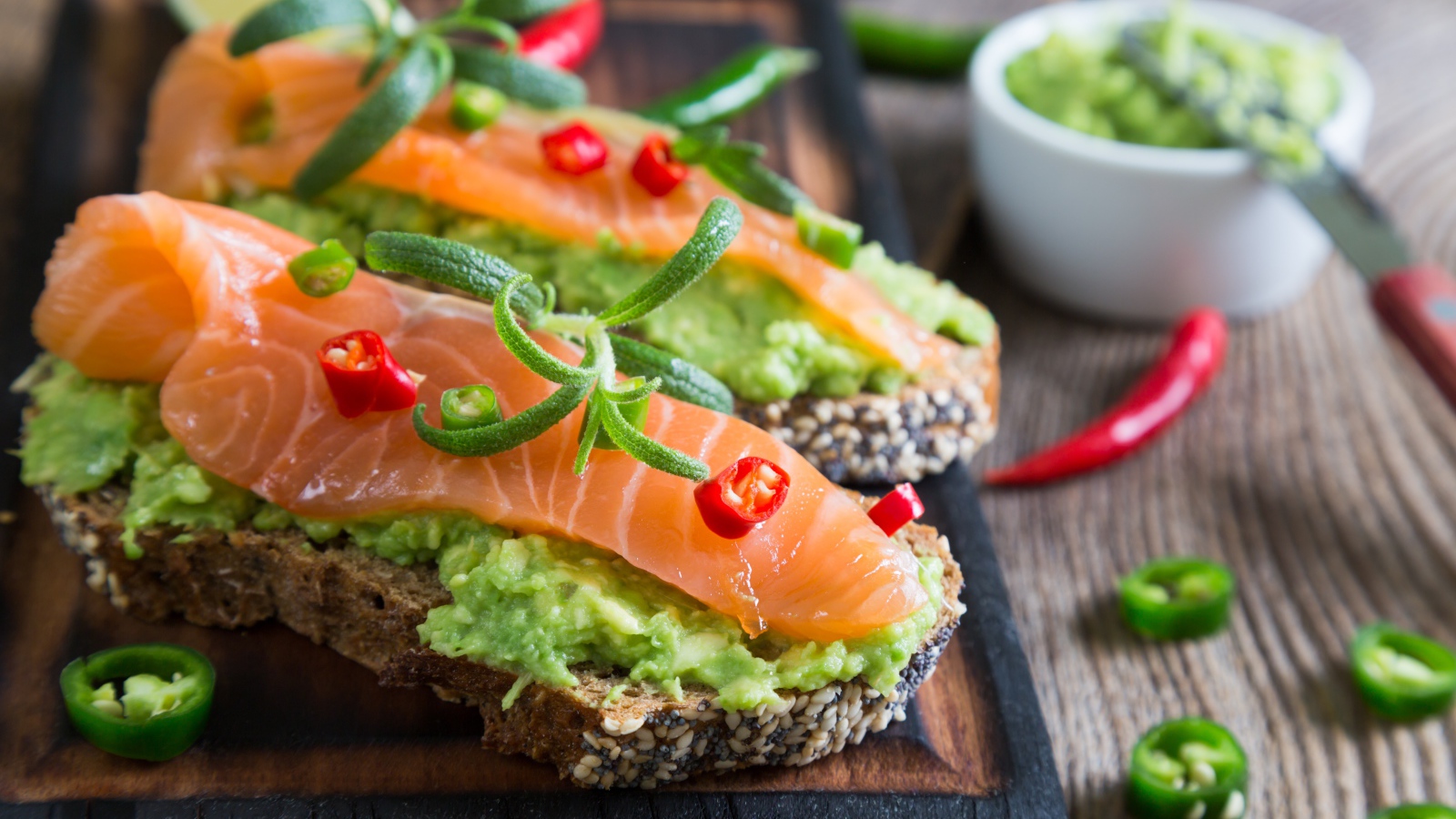 Бутерброды с пастой и красной рыбой 