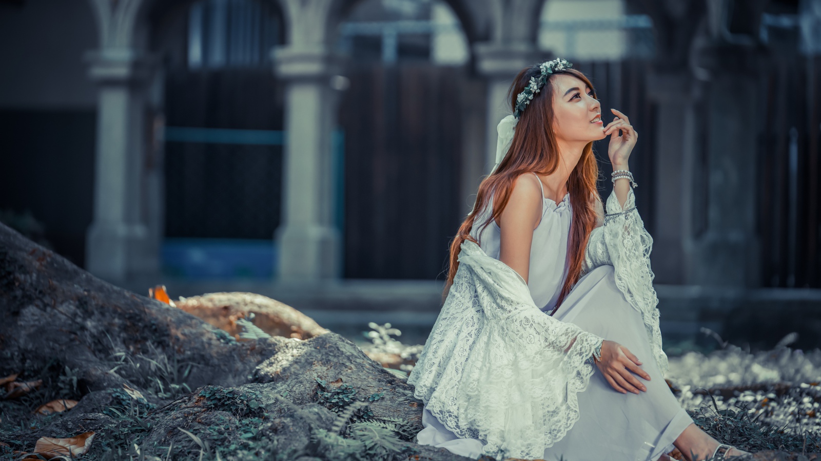 Мечтательная девушка азиатка в белом платье