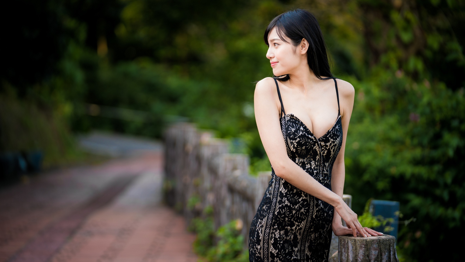 Красивая девушка азиатка в коротком платье 