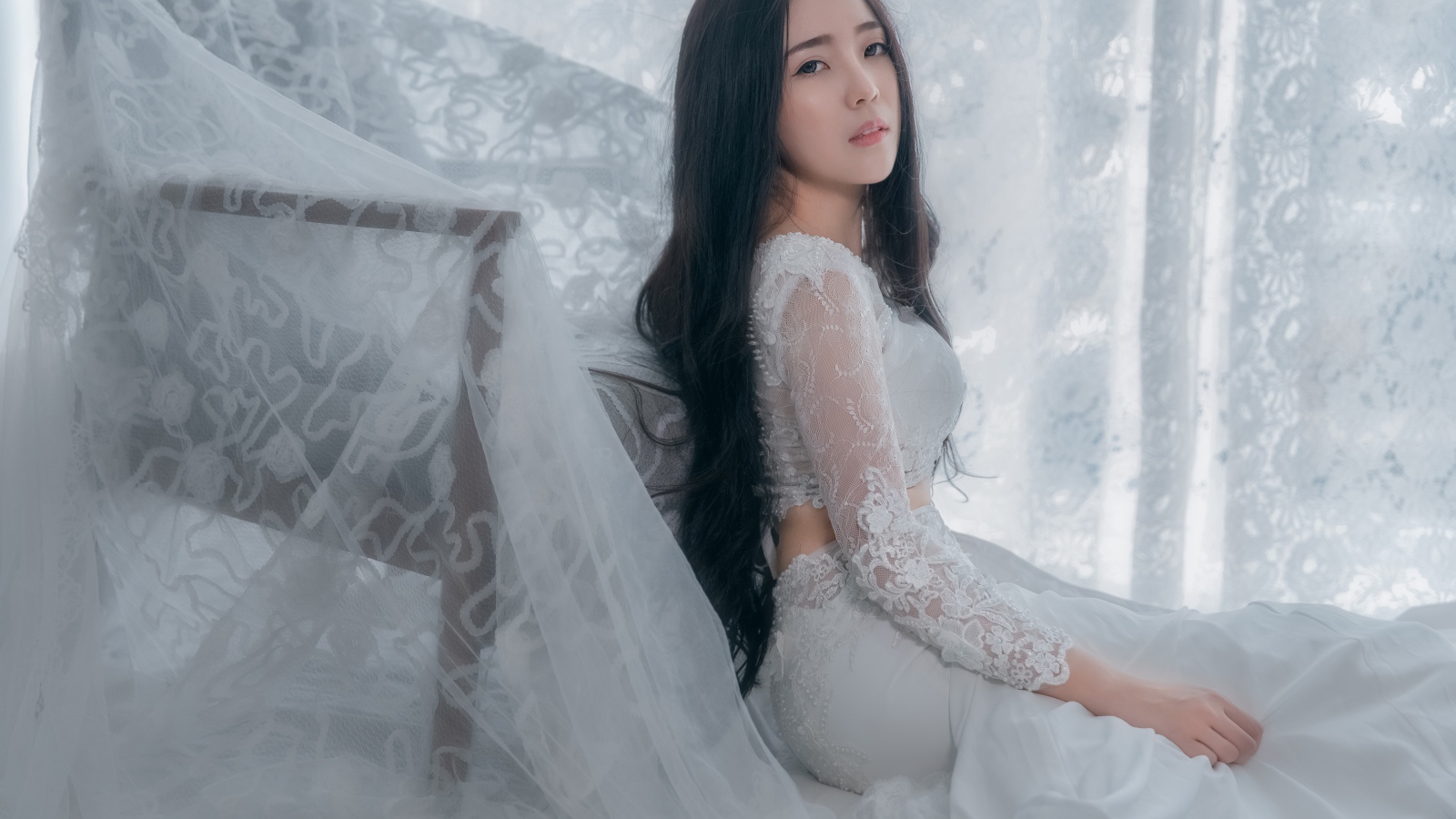 Красивая девушка азиатка в белом свадебном платье 