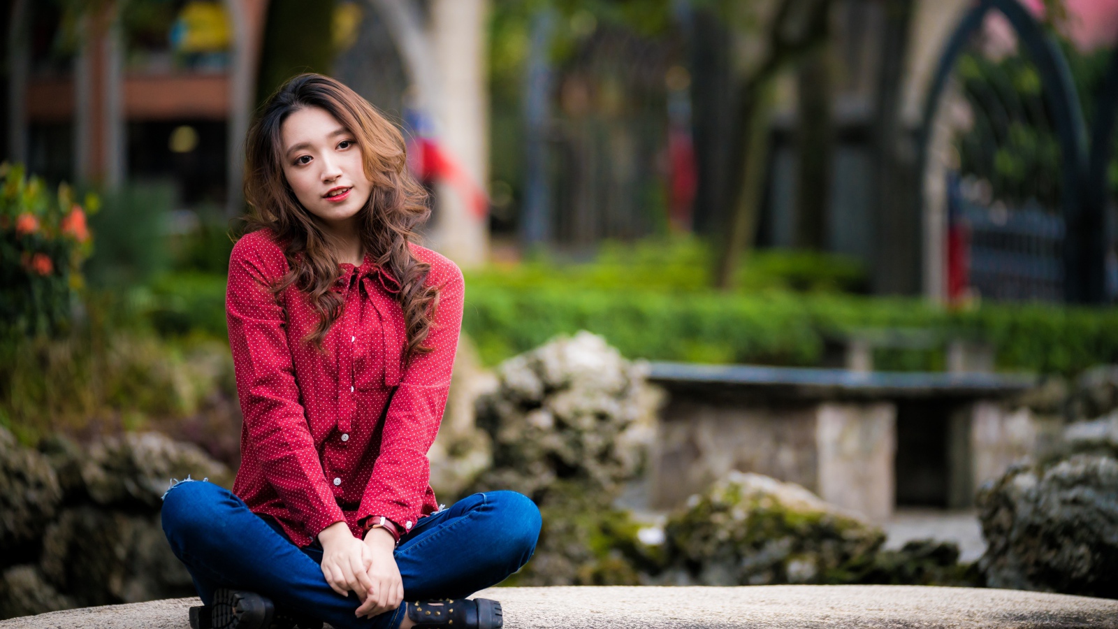 Красивая азиатка в красной рубашке