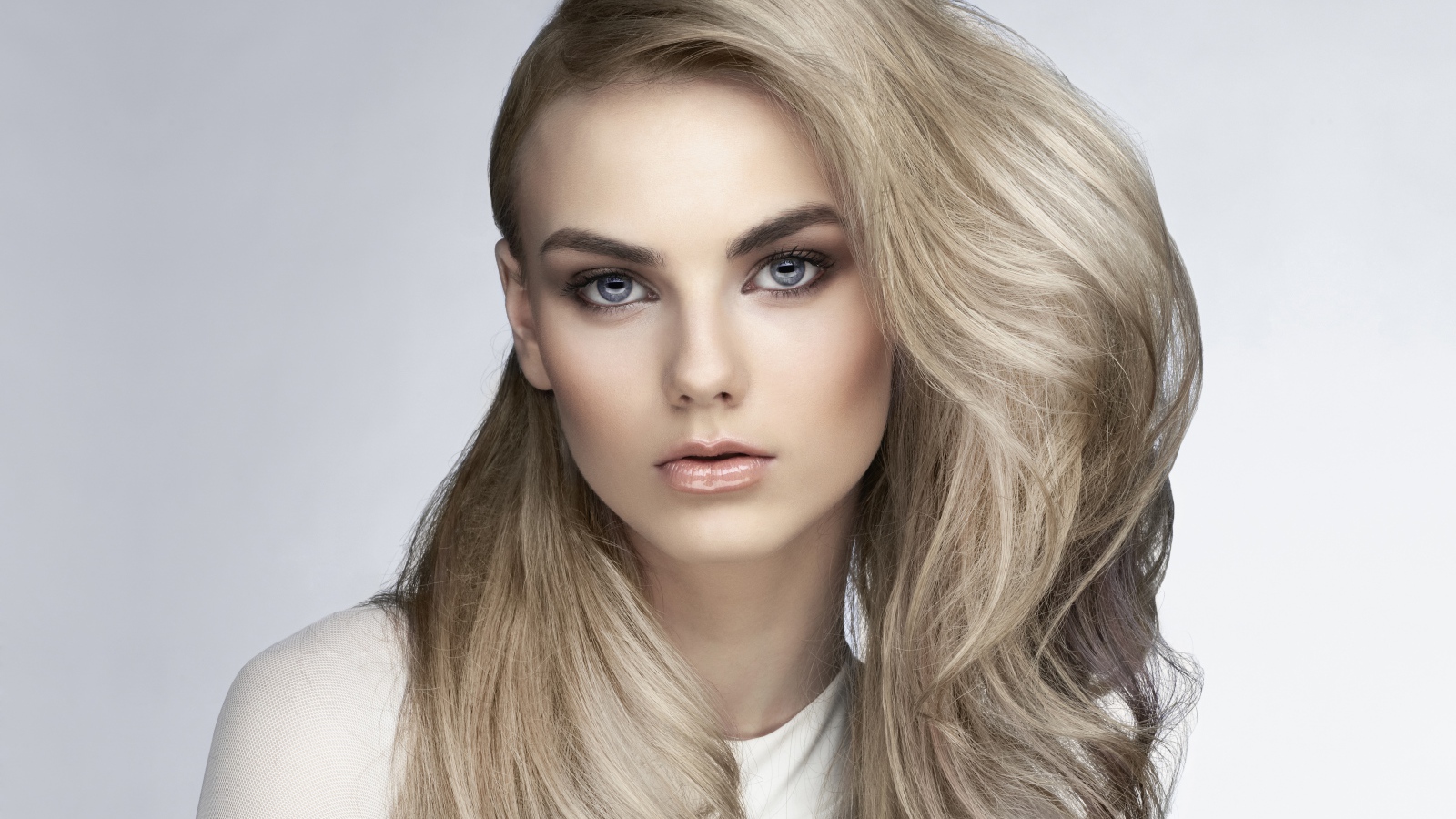 Красивая голубоглазая блондинка с пышными волосами