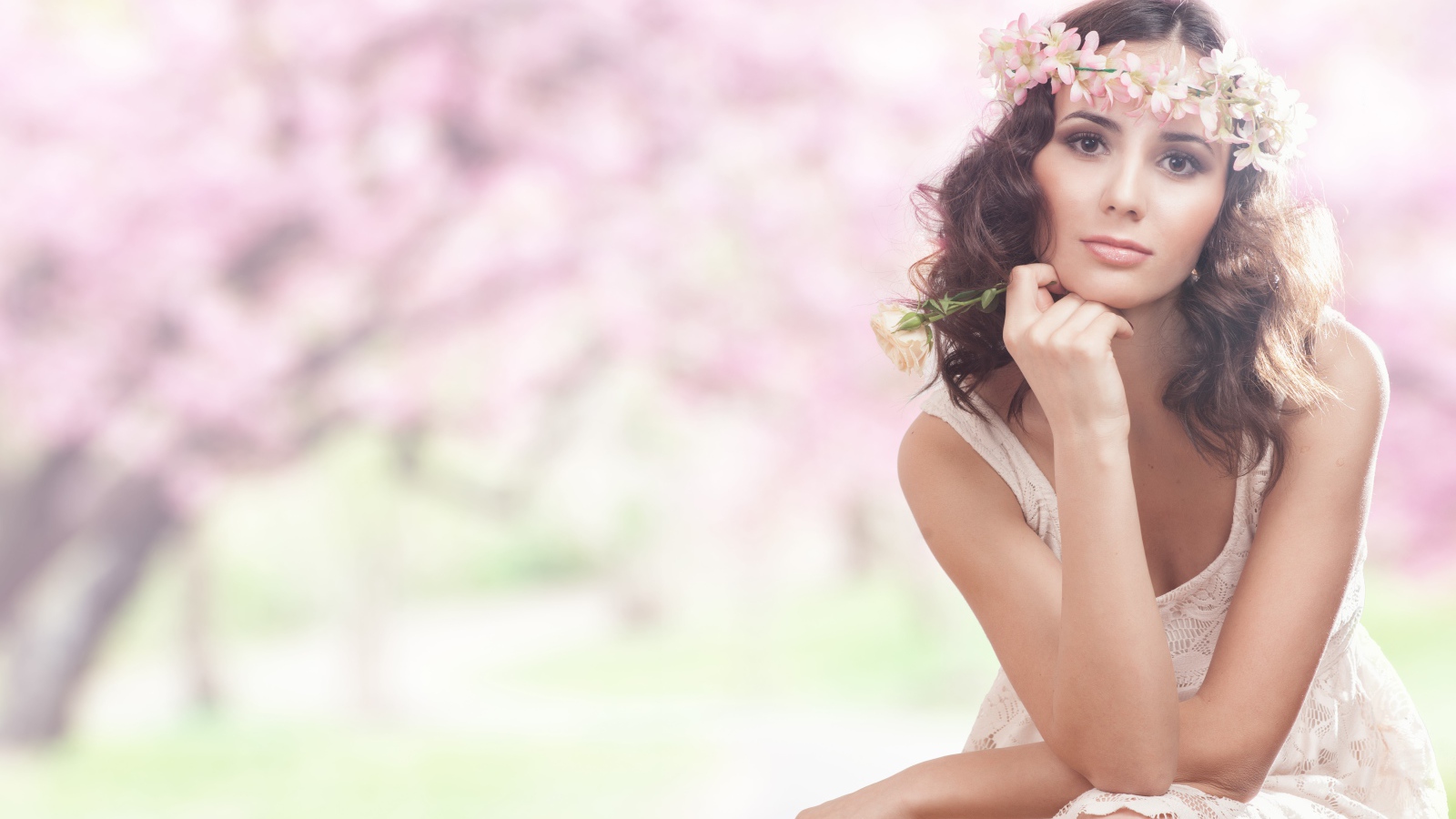 Красивая девушка в розовом платье с венком на голове