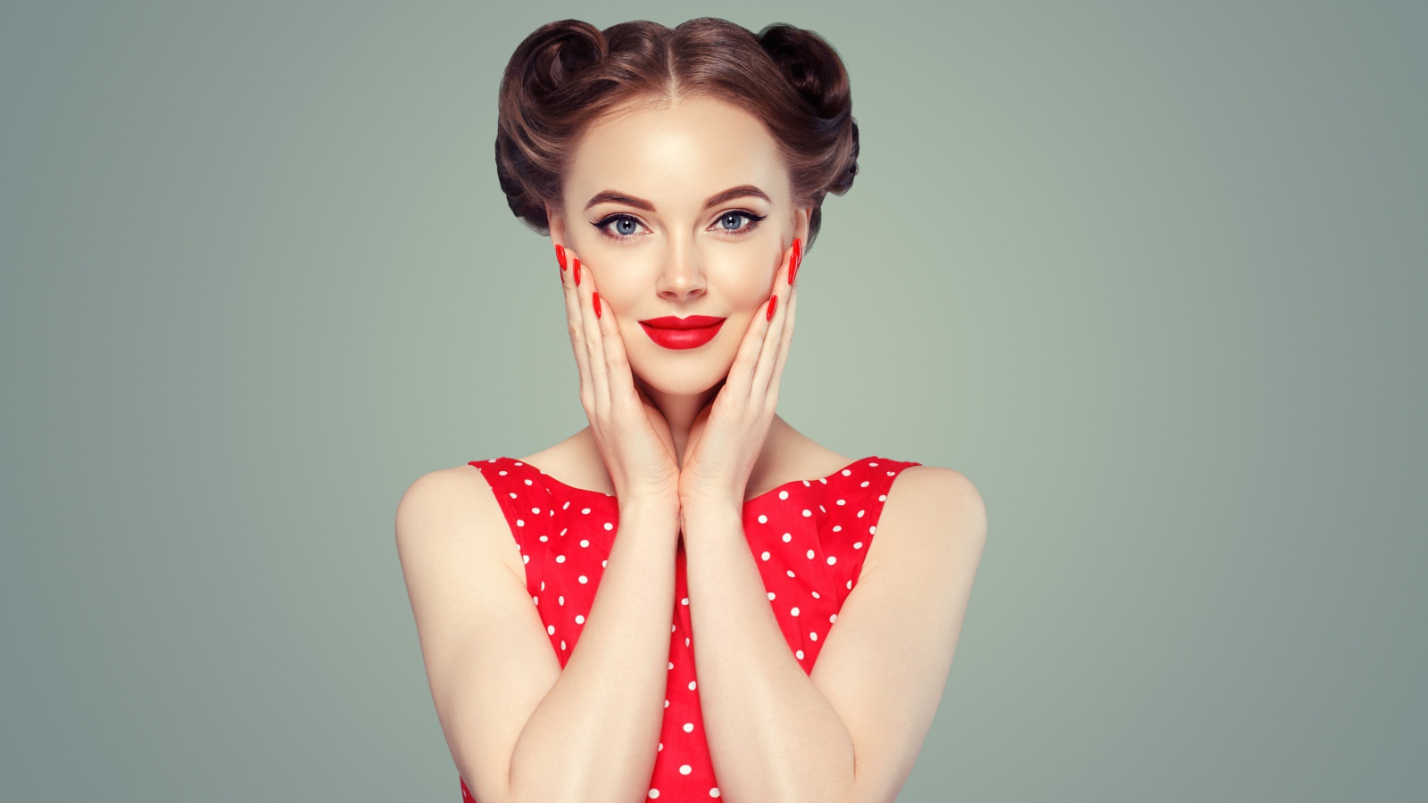 Красивая девушка в красном платье в горошек