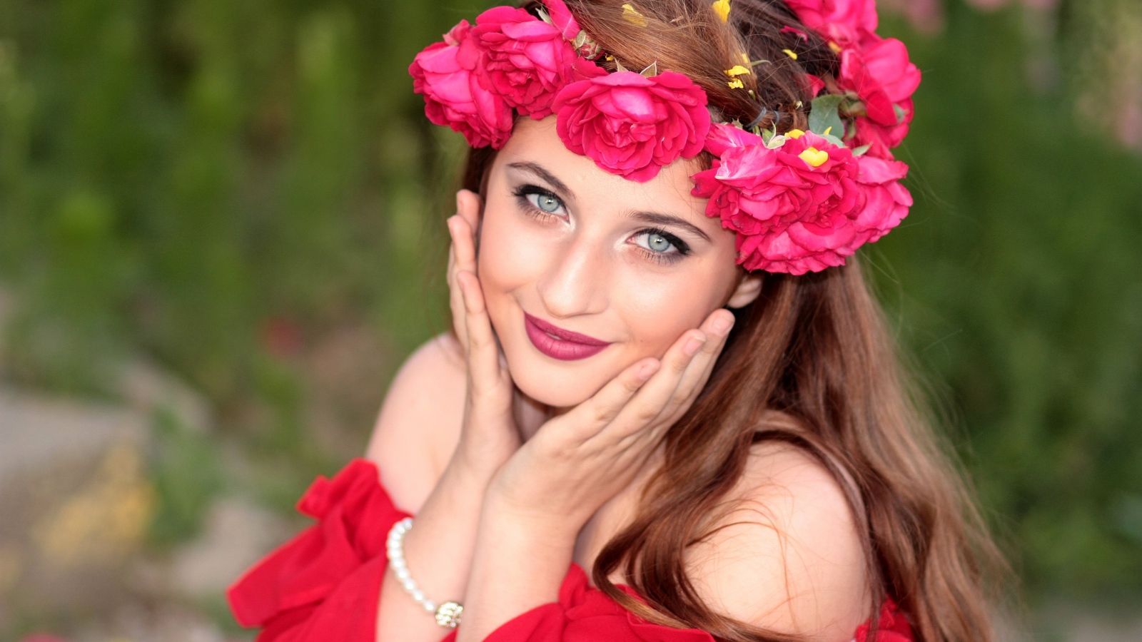 Красивая девушка с венком из роз на голове