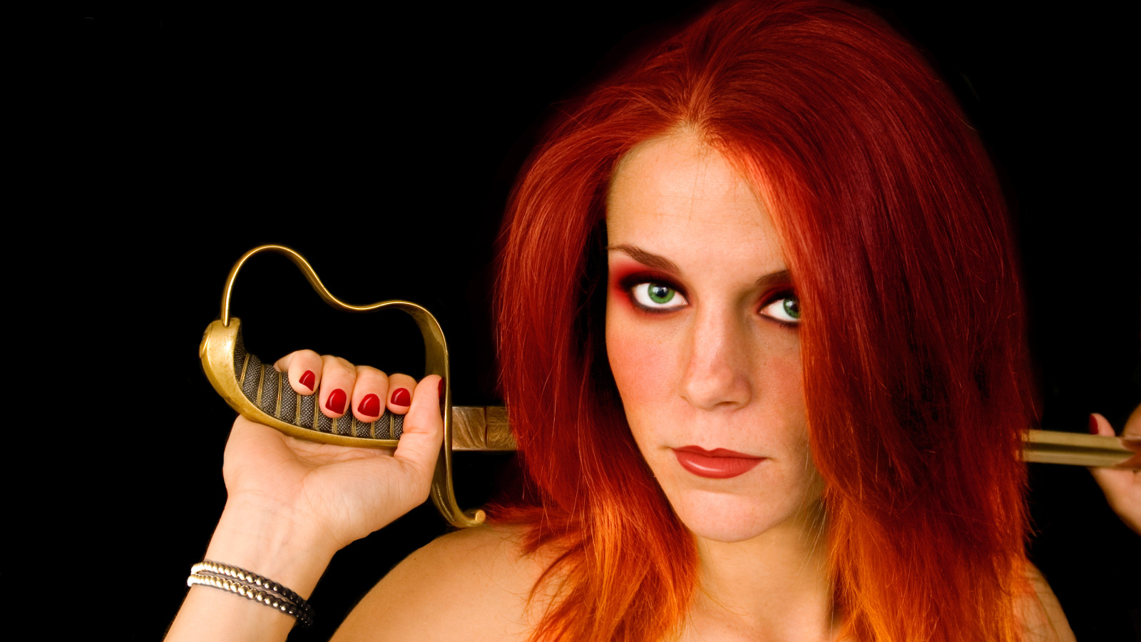 Красивая зеленоглазая девушка с зелеными глазами с саблей в руке