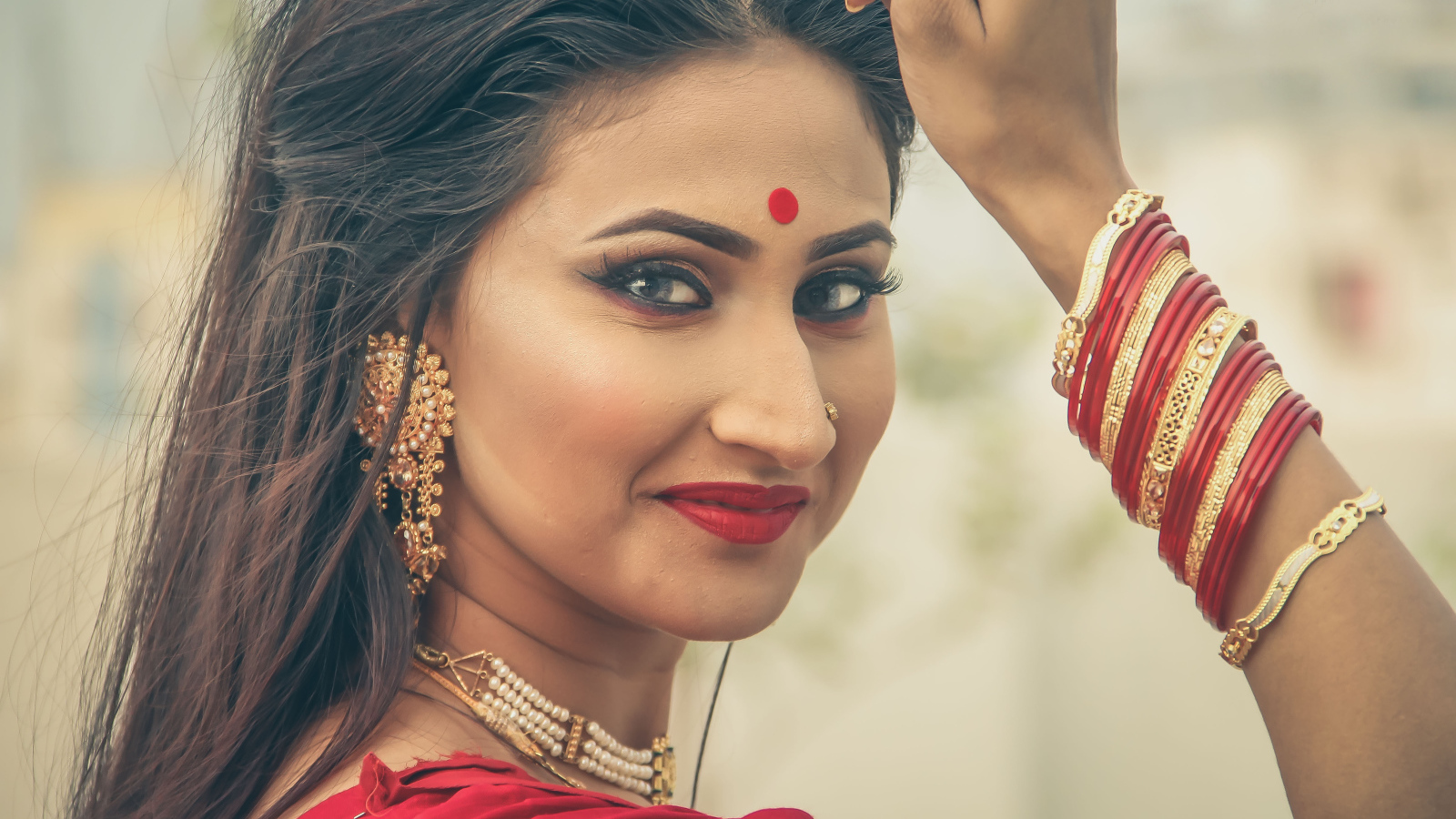 Красивая девушка индианка с украшениями 