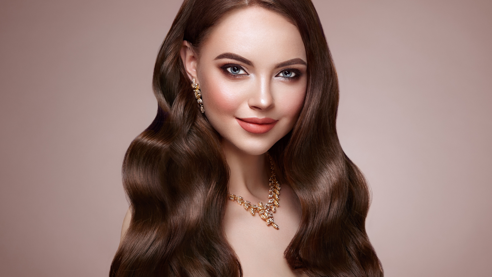 Красивая длинноволосая девушка с украшением на шее
