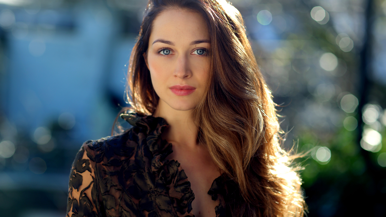 Красивая длинноволосая девушка с голубыми глазами на улице