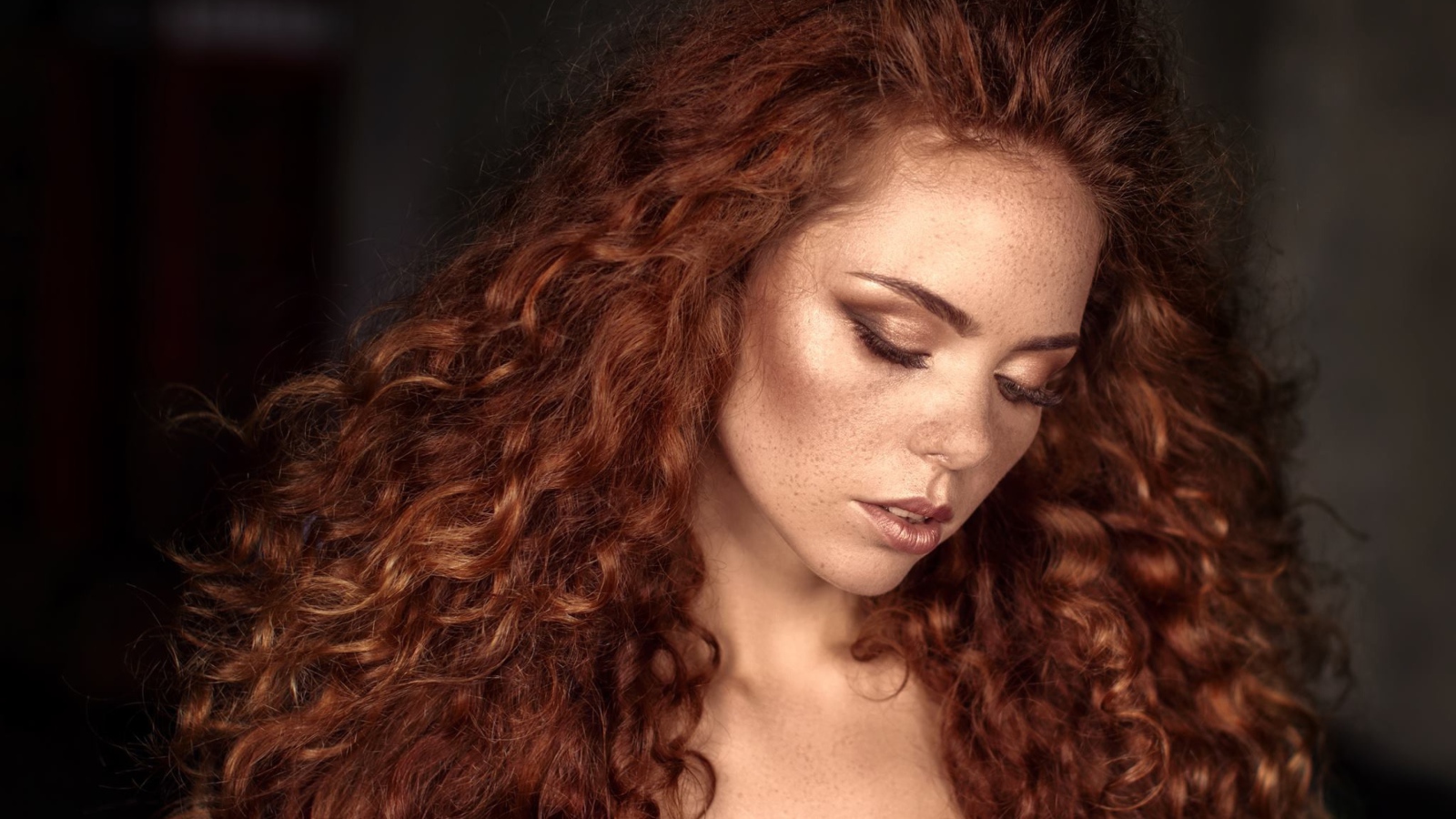 Красивая скромная рыжеволосая девушка с веснушками