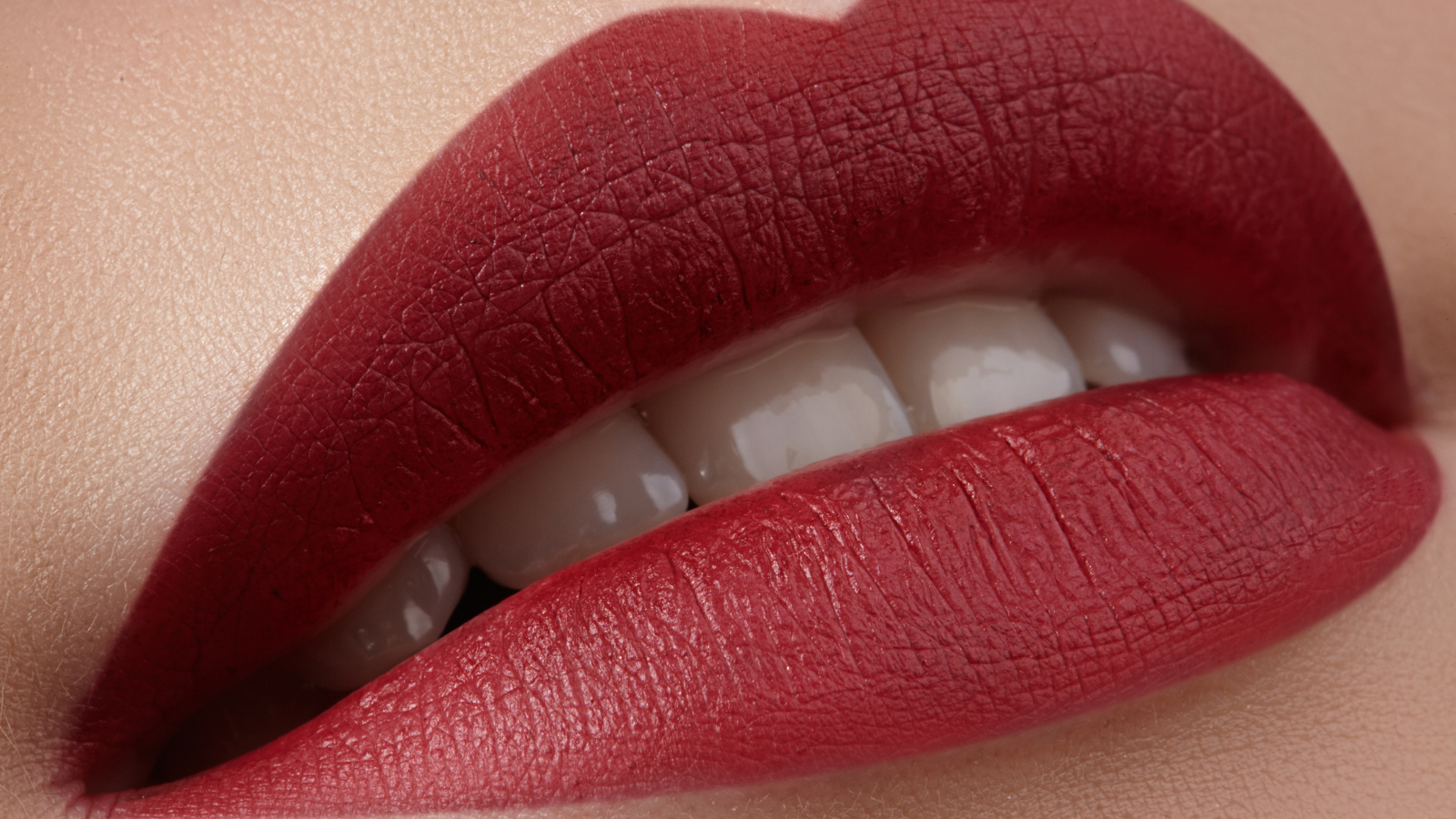Красивые красные губы девушки 