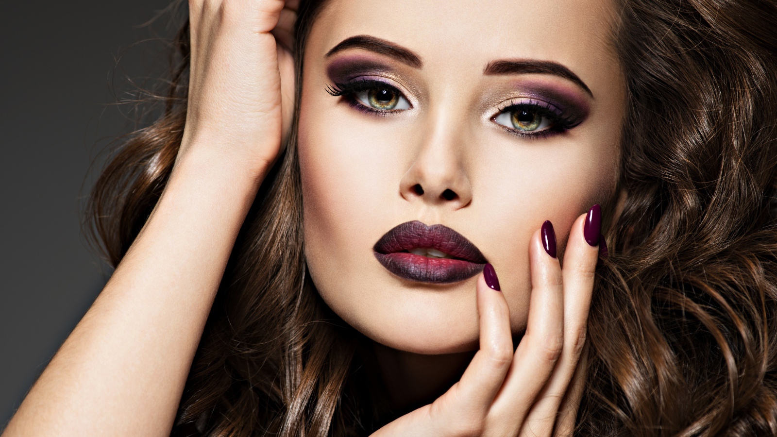 Красивая эффектная девушка с ярким макияжем крупным планом