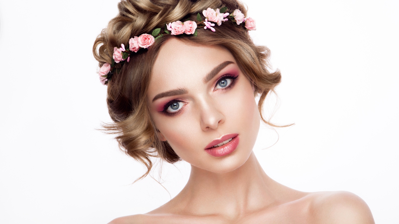 Красивая нежная голубоглазая девушка с венком на голове на белом фоне